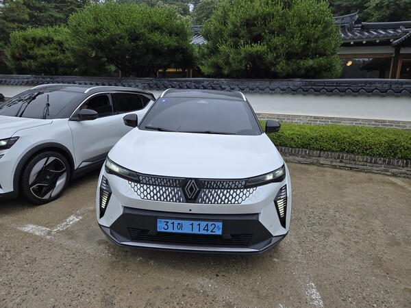 르노코리아 세닉 E-Tech 전면부. 로장주를 둘러싼 프론트 디자인이 눈에 띈다. /사진=김동하 기자