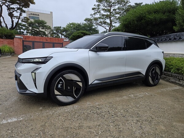 세닉 E-Tech 측면부. 벨트라인이 낮아져 세단의 느낌을 준다. /사진=김동하 기자