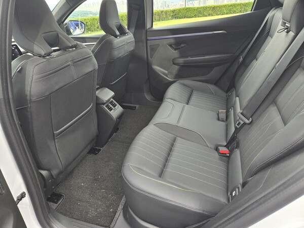 세닉 E-Tech 2열 인테리어. 넉넉한 레그룸과 헤드룸으로 탑승시 편안하다. /사진=김동하 기자