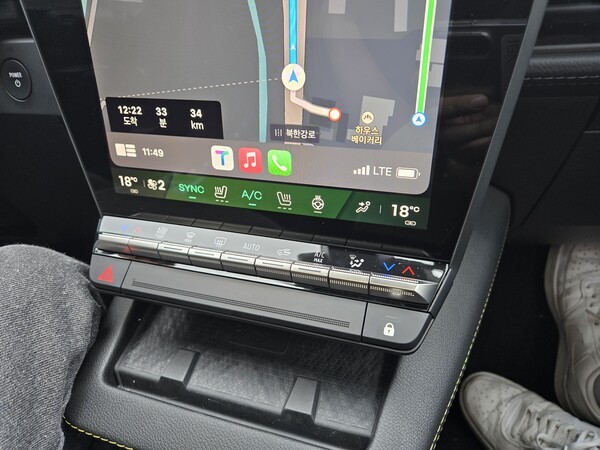 센터스크린 하단부 수납공간과 공조장치 버튼. /사진=김동하 기자
