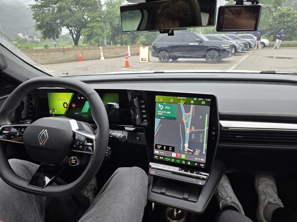 세닉 E-Tech 1열 인테리어. openR link 멀티미디어 시스템이 눈에 들어온다. /사진=김동하 기자