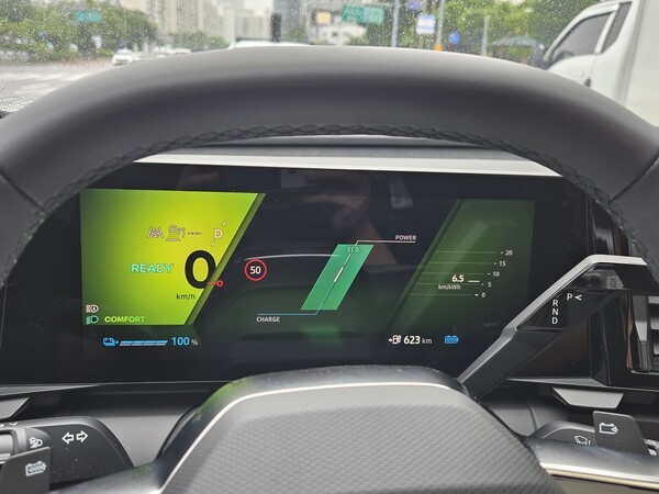 세닉 E-Tech 스티어링 휠 뒤에 있는 계기판에 표시된 전비. /사진=김동하 기자