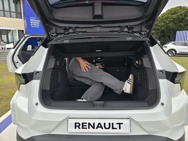 세닉 E-Tech의 2열 폴딩한 트렁크. 신장 180㎝의 남성이 탑승해도 여유롭다. /사진=김동하 기자