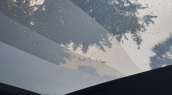 세닉 E-Tech에 적용된 솔라베이 파노라마 선루프. 사진=김동하 기자