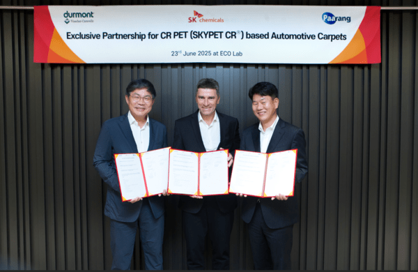 SK케미칼이 경기도 성남시 판교에 위치한 본사 에코랩에서 듀몬트(Durmont), 파아랑(Paarang)과 독점 파트너십 협약(Exclusive Partnership Agreement)을 체결했다. (왼쪽부터) 안재현 SK케미칼 사장, 요세프 제틀(Josef Zettl) 듀몬트 대표, 이동섭 파아랑 대표가 체결식을 마치고 기념사진을 촬영하고 있다. /사진=SK케미칼