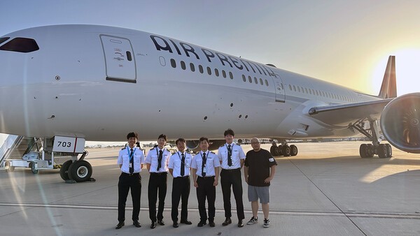 하이브리드 항공사 에어프레미아가 8번째 항공기를 도입하며 운항 역량 강화에 속도를 내고 있다고 25일 밝혔다. 사진은 에어프레미아 8호기를 도입하고 기념촬영을 하고 있다. /사진=에어프레미아