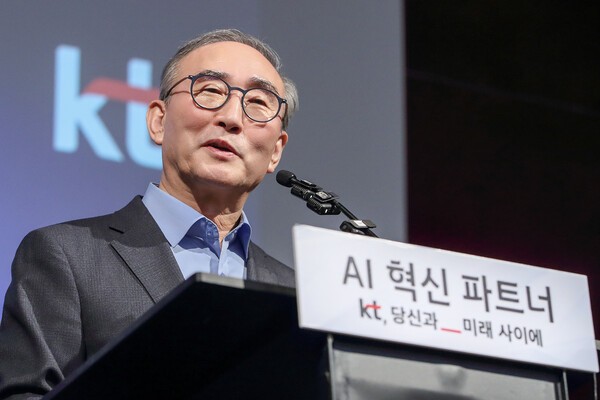 김영섭 KT 대표가 지난 3월 스페인 바르셀로나에서 열린 'MWC 2025 KT 경영진 기자간담회'에서 취재진의 질문에 답변하고 있다. /사진=KT