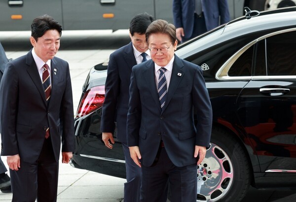  이재명 대통령이 26일 추가경정예산 시정연설을 위해 도착한 국회에서 환담장으로 이동하고 있다.  / 사진=연합뉴스