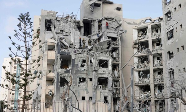 24일(현지시간) 이란 미사일 공격에 파괴된 이스라엘 베르셰바의 한 건물 / 사진=AFP 연합뉴스