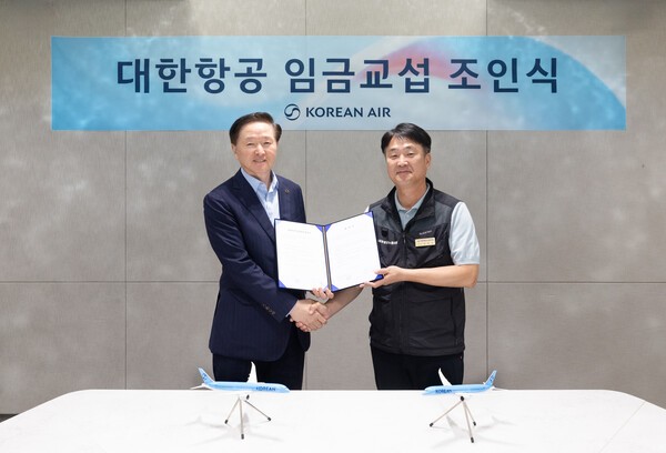 우시홍 대한항공 부회장(왼쪽)과 조영남 대한항공 노동조합위원장이 2025년 임금교섭 조인식 기념사진을 촬영하고 있다. /사진=대한항공