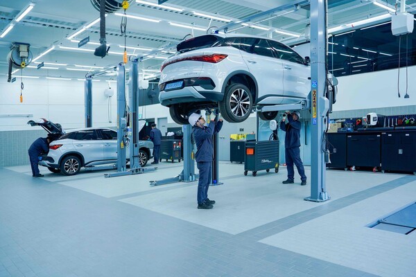 BYD코리아가 지난 4월 아토3 첫 출고 후 3개월이 다가옴에 따라 차량 구매 후 3개월 또는 주행거리 5000㎞에 도달한 고객은 무상 정기점검을 위해 전국 BYD Auto 공식 서비스센터를 방문할 것을 당부한다고 26일 밝혔다. /사진=BYD코리아