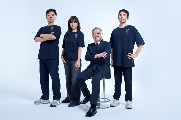 보안 앰배서더로 선정된 권일용 교수(오른쪽 2번째)와 LG유플러스 직원들이 전국 매장에 부착될 포스터 촬영을 하는 모습. /사진=LG유플러스