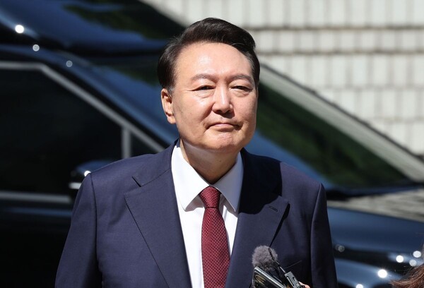 윤석열 전 대통령이 지난 23일 서울 서초구 서울중앙지방법원에서 열린 내란 우두머리 혐의·직권남용 권리행사 방해 혐의 사건 8차 공판에 출석하고 있다./사진=연합뉴스