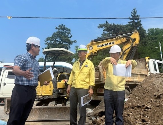 집중호우 피해현장에서 복구 지시 중인 송광민 영광부군수 모습. /사진=영광군