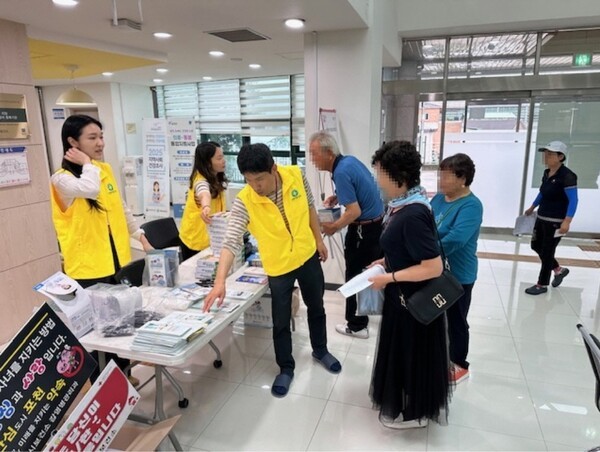 포천시가 지난 25일 세계 마약 퇴치의 날을 맞아 포천시보건소와 포천 5일장 복개천 일대에서 마약류 및 약물 오남용 예방 캠페인을 진행하고 있다.      / 사진 = 포천시