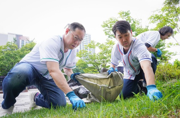 HS효성이 창립 1주년을 맞이하여 26일 서울 서초구 서래공원에서 HS효성 가치또같이 봉사단 발대식을 열고, 환경정화활동을 진행했다. (왼쪽) 조현상 HS효성 부회장 /사진=HS효성
