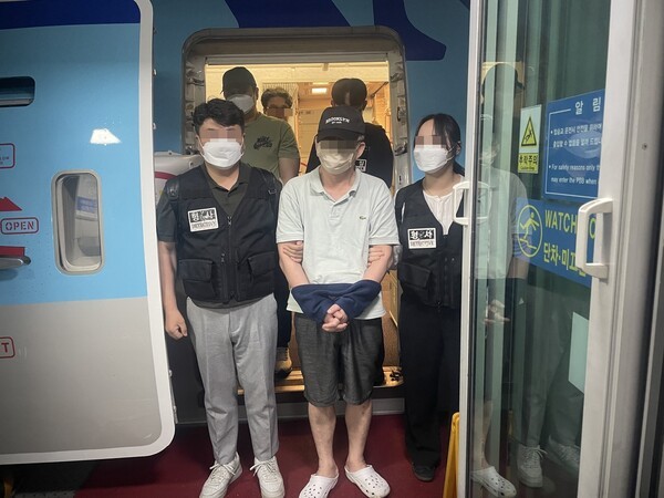 필리핀에서 18년 만에 한국으로 강제 송환된 11억원 은행 횡령사범. /사진=연합뉴스