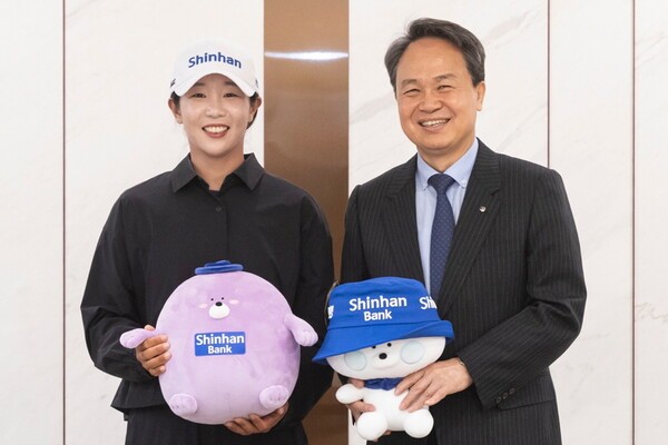 지난 4월 (사진 오른쪽)진옥동 신한금융그룹 회장과 임진희 선수가 후원 계약을 마치고 기념촬영을 하고 있다. /사진=신한금융그룹