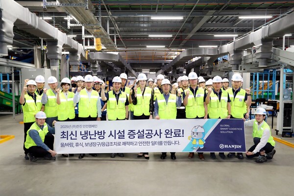 한진은 지난 25일 조현민 사장과 노삼석 대표이사 사장이 함께 대전메가허브 터미널을 방문해 현장을 점검했다고 1일 밝혔다. 사진은 조현민 사장(왼쪽 여섯번째)과 노삼석 대표이사 사장(왼쪽 일곱번째)이 임직원들과 함께 대전메가허브 냉·난방설비 증설 기념사진을 촬영하고 있다. /사진=한진