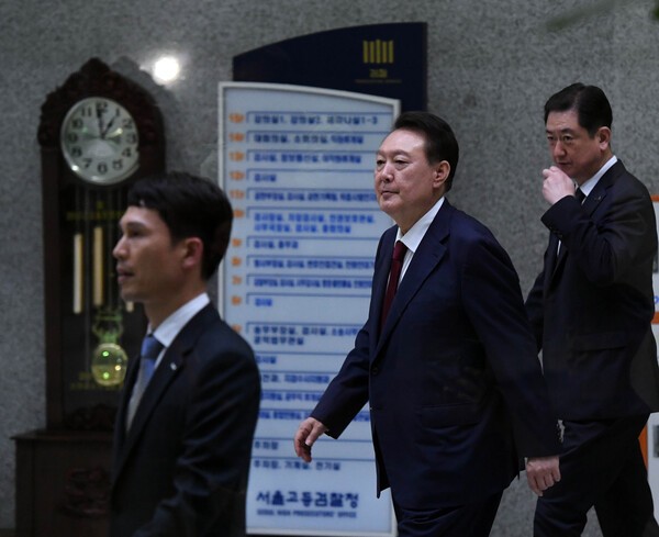 지난달 29일 피의자 신분으로 내란 특검 조사를 받은 윤석열 전 대통령이 서초구 서울고검 청사를 나서고 있다. /사진=연합뉴스