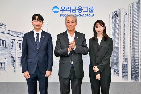 임종룡 우리금융그룹  회장(가운데)과 그룹의 새 가족이 된 동양생명·ABL생명 직원. /사진=우리금융