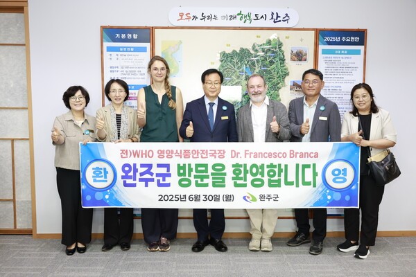 완주군 로컬푸드 정책 현장 점검을 마친 WHO 전문가들과 유희태 완주군수가 기념촬영을 하고 있다. 사진=완주군