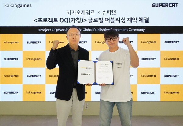 카카오게임즈 한상우 대표(왼쪽)와 슈퍼캣 김원배 대표 /사진=카카오게임ㅈ