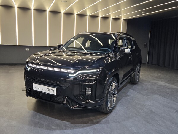 17일 KGM이 공개한 액티언 하이브리드 외관. /사진=김동하 기자