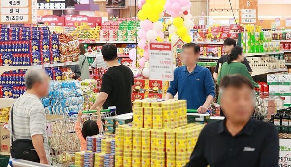서울의 한 대형마트에서 장을 보는 시민들. / 사진=연합뉴스