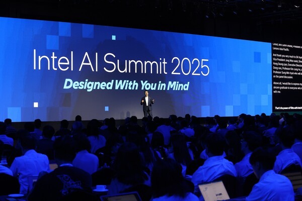 인텔코리아 배태원 사장이 2025 인텔 AI 서밋 서울 환영사를 하고 있다. /사진=인텔코리아