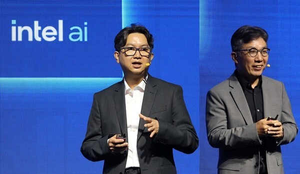 SK하이닉스의 정우석 부사장(왼쪽)과 네이버클라우드의 김유원 대표가 2025 인텔 AI 서밋 서울에서 발표를 하고 있다. /원본 사진=인텔코리아