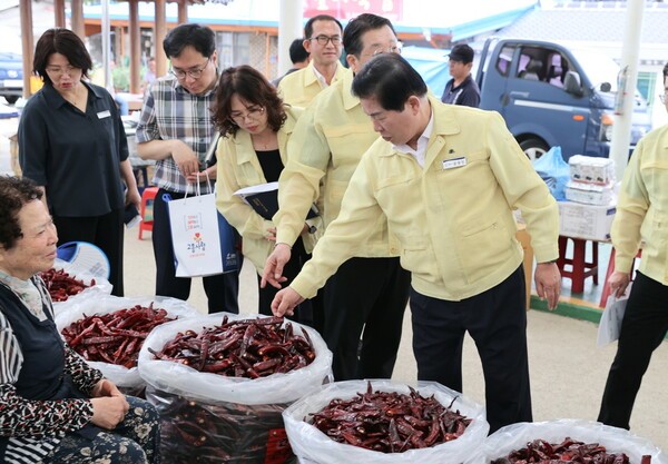 공영민 고흥군수가 지난 1일 동강전통시장을 찾아 농산물 가격 동향을 살피고 있다.              /사진=고흥군