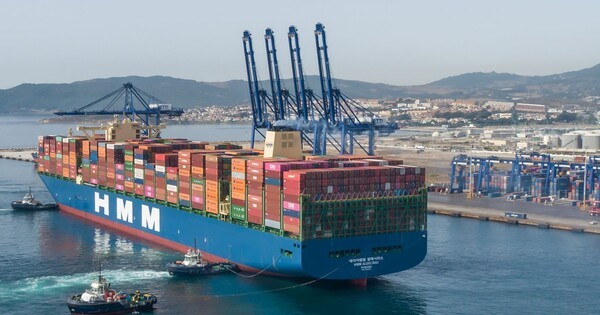 HMM은 현재 운영하고 있는 스페인 알헤시라스 컨테이너 터미널(TTIA)을 확장 개발한다고 2일 밝혔다. 사진은 TTIA에 기항하는 2만4000 TEU급 컨테이너선 'HMM 알헤시라스호'. /사진=HMM