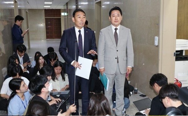 국회 법제사법위원회 여야 간사인 더불어민주당 김용민 의원(왼쪽)과 국민의힘 장동혁 의원이 2일 서울 여의도 국회에서 상법개정안 처리에 합의한 뒤 취재진에게 합의 내용을 설명하고 있다. / 사진=연합뉴스
