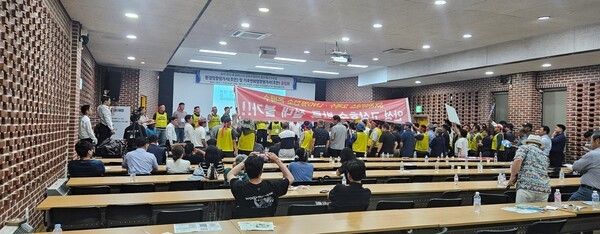 안성시민들이 주민동의 없이 일방적으로  추진되는 공청회 철회를 요구하며 회의장을 점거하고 있다.      /사진=황귀영 기자