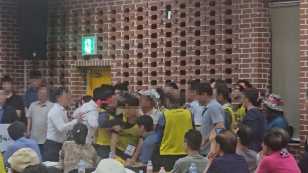 안성 일부 시민들과 SK 측에서 고용한 경호 업체 직원들이 격렬한 몸싸움을 벌이고 있다.     /사진= 황귀영 기자