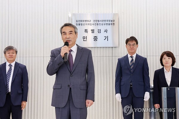 윤석열 전 대통령 부인 김건희 여사와 관련한 각종 의혹 사건을 수사하는 민중기 특별검사가 2일 서울 종로구 KT광화문빌딩에 마련된 사무실 앞에서 현판 제막을 한 뒤 발언하고 있다./사진=연합뉴스