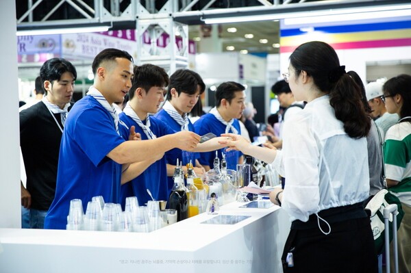 골든블루가 지난달 26~28일 서울 코엑스에서 열린 '2025 서울국제주류&와인박람회'에 참가해 ‘골든블루 쿼츠’ 전용 부스를 운영하고 있다. /사진=골든블루