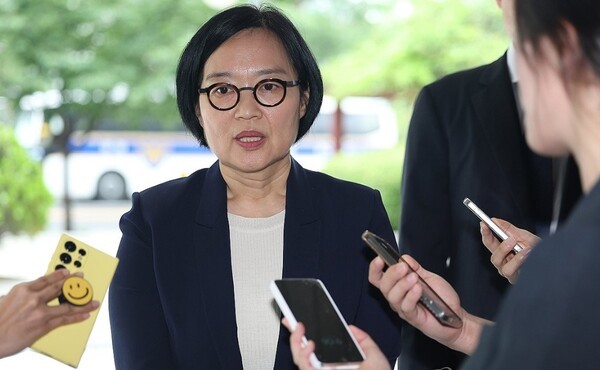 한성숙 중소벤처기업부 장관 후보자가 중소기업기술정보진흥원 수도권평가실에 마련된 인사청문회 준비 사무실로 출근하며 취재진 질문에 답하고 있다. / 사진=연합뉴스