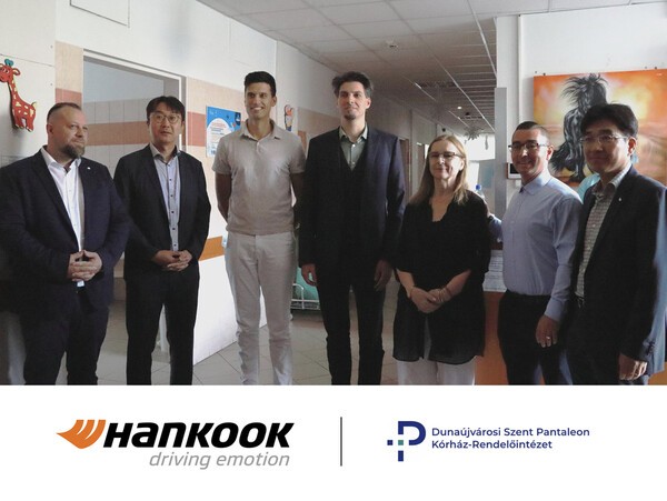 한국타이어가 지난달 17일(현지시간) 헝가리 두나우이바로시(Dunaújváros) 소재 ‘성 판탈레온 병원(St. Pantaleon Hospital)에 아동 병동 환경 개선을 위한 후원금 1000만원을 전달했다고 4일 밝혔다. 사진은 (왼쪽부터) 노르베르트 바르탈로스(Norbert Bartalos) 국민건강 재단 이사, 김형규 한국타이어 헝가리공장 HR팀 팀장, 미클로시 바르토크(Miklós Bartók) 소아병동 과장,오르시 실라지(Örs Szilágyi) 성 판탈레온 병원 병원장, 카탈린 로이(Katalin Roy) 한국타이어 헝가리공장 HR팀 팀원, 가보르 페트라시(Gábor Petrás) 국민건강 재단 이사, 임호택 한국타이어 헝가리공장장이 기념촬영을 하고 있다. /사진=한국타이어