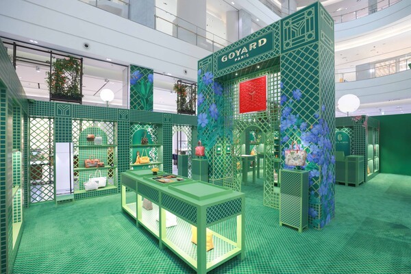 현대백화점이 오는 9월 3일까지 판교점 1층에서 프랑스 명품 브랜드 '고야드(GOYARD)'의 프랑스 정원을 테마로 한 '프랑스 정원에서의 여유로운 산책(A WALK IN A FRENCH GARDEN)' 팝업스토어를 한다/사진=현대백화점