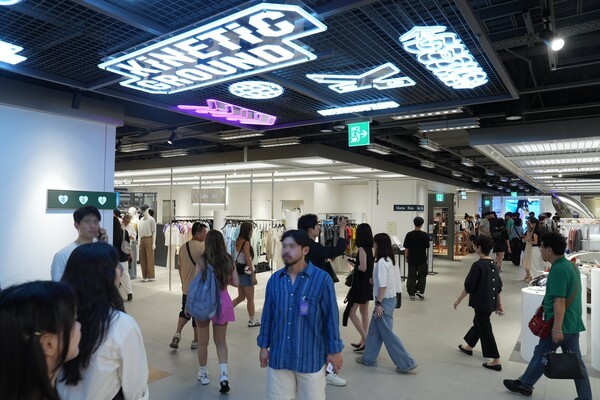 롯데백화점이 4일 롯데타운 명동에 글로벌 2030세대를 타겟으로 오픈한 K-패션 전문관 ‘키네틱 그라운드(KINETIC GROUND)’를 찾은 고객들이  전시관을 둘러보고 있다. 사진=롯데백화점 
