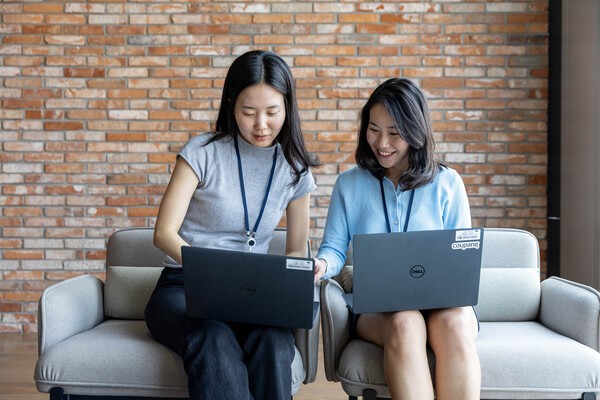 CFDP를 통해 쿠팡에 입사한 구현지 씨(왼쪽)와 조한나 씨가 사내 라운지에서 노트북을 보며 업무에 대해 의견을 나누고 있다. 사진=쿠팡