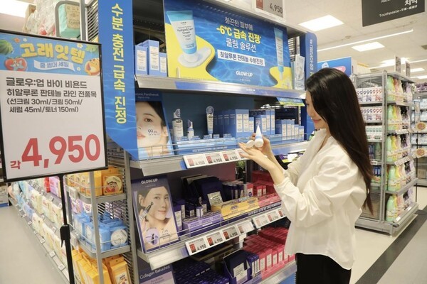 7일 이마트를 찾은 고객이 LG생활건강의 초저가 화장품 부스에서 화장품을 시용하고 있다. / 사진=이마트 제공