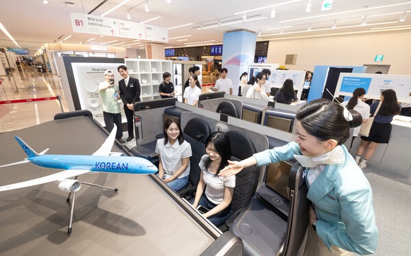 대한항공은 신규 CI를 컨셉으로 한 고객 참여형 팝업스토어 'BRAND NEW KE : in Seoul'을 운영한다고 7일 밝혔다. 사진은 대한항공 'BRAND NEW KE' 팝업스토어에서 다양한 고객 참여 프로그램이 진행되고 있다. /사진=대한항공