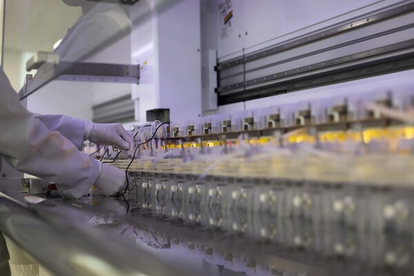 자동화 배양기를 활용해 균주를 연구하는 모습.                      /사진=롯데중앙연구소 