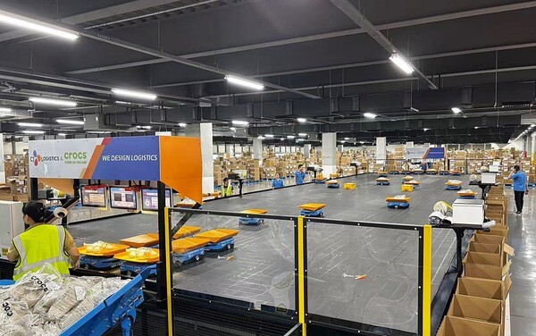 중국 상하이 소재 크록스 물류센터에서 작업자들이 MAAS를 운영하고 있다. /사진=CJ대한통운