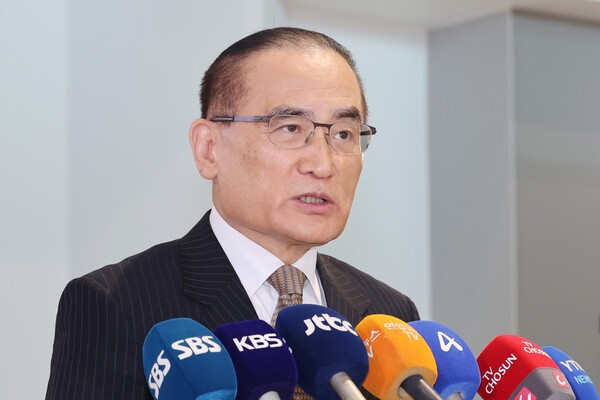 위성락 국가안보실장이 방미 일정을 위해 지난 6일 인천국제공항을 통해 미국 워싱턴DC로 출국하기 앞서 취재진의 질문에 답하고 있다. /사진=연합뉴스