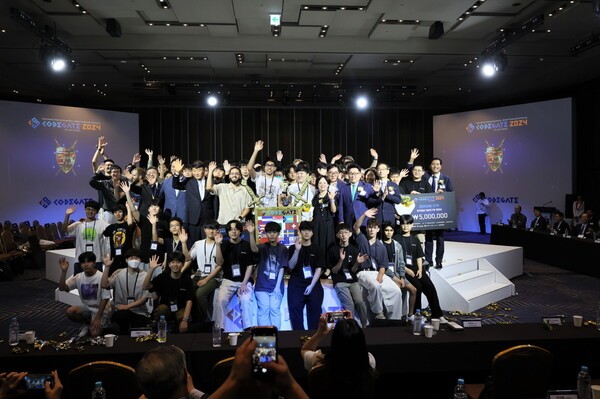 코드게이트 2024 참가자들이 대회 후 기념 촬영을 하고 있다. / 사진=한컴