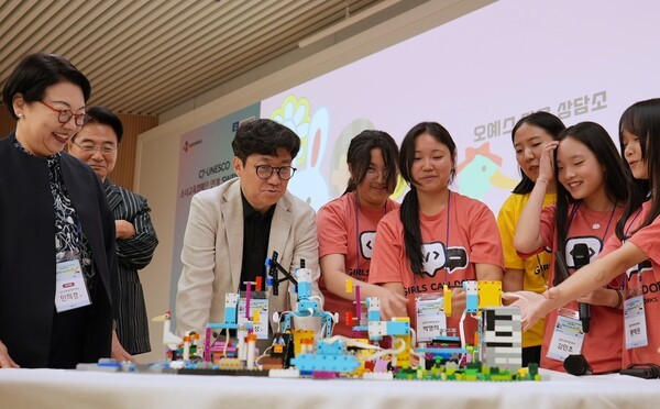 Girls can do IT 해커톤에서 참가 학생들이 심사위원단에게 레고 블록으로 만든 작품을 시연하고 있다. (왼쪽부터) 민희경 CJ사회공헌추진단장, 송창훈 서울시자원봉사센터장, 유인상 CJ올리브네트웍스 대표이사